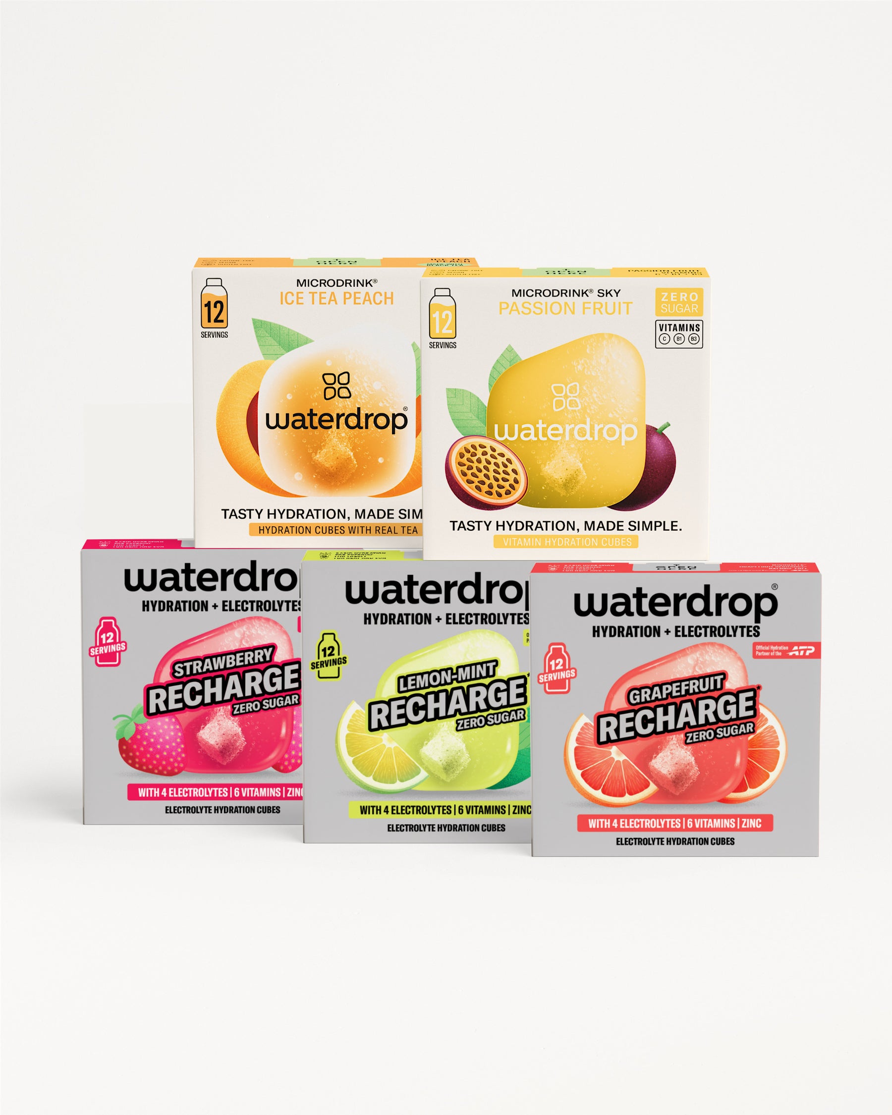 Waterdrop termékdobozok csoportja, köztük Microdrink Ice Tea Peach, Microdrink Sky Passion Fruit és Recharge Strawberry, Lemon-Mint és Grapefruit ízek, mindegyik 12 adaggal, fehér háttéren elrendezve.