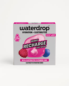 Elölnézetben bemutatott cukormentes Berry Recharge doboz 12 adaggal, bogyós gyümölcs illusztrációkkal és egy hidratáló kockával, fehér háttéren.