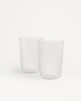 Két átlátszó, hullámos mintájú üvegpohár, egyenként 330 ml űrtartalommal, fehér háttér előtt.