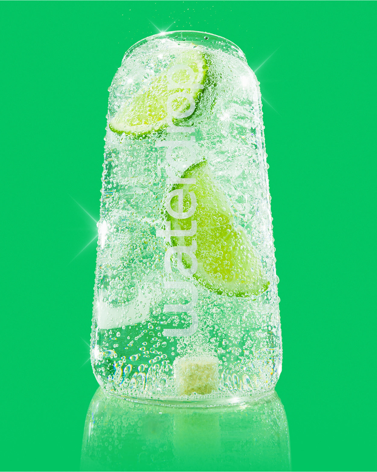 Waterdrop üvegpalack szénsavas itallal, lime szeletekkel és egy Frosted Lime kockával, zöld háttér előtt.