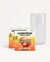 Két Waterdrop Cola Orange doboz kóla–narancs ízesítéssel és egy üres Waterdrop üvegpalack, fehér háttér előtt.