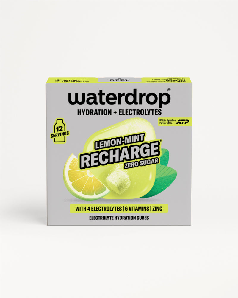 Elölnézetben bemutatott cukormentes Lemon-Mint Recharge doboz 12 adaggal, citrom- és mentaillusztrációkkal, valamint egy hidratáló kockával, fehér háttéren.
