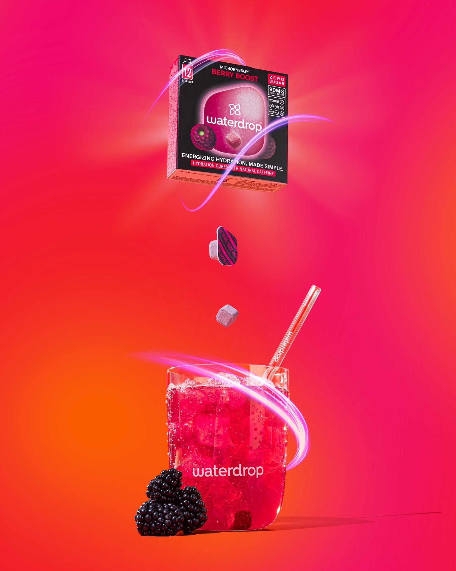 Cukormentes Microenergy Berry Boost doboz 12 adaggal a levegőben, alatta egy rózsaszín italos, jégkockás waterdrop pohár, bogyós gyümölcsökkel, rózsaszín-narancs háttéren.