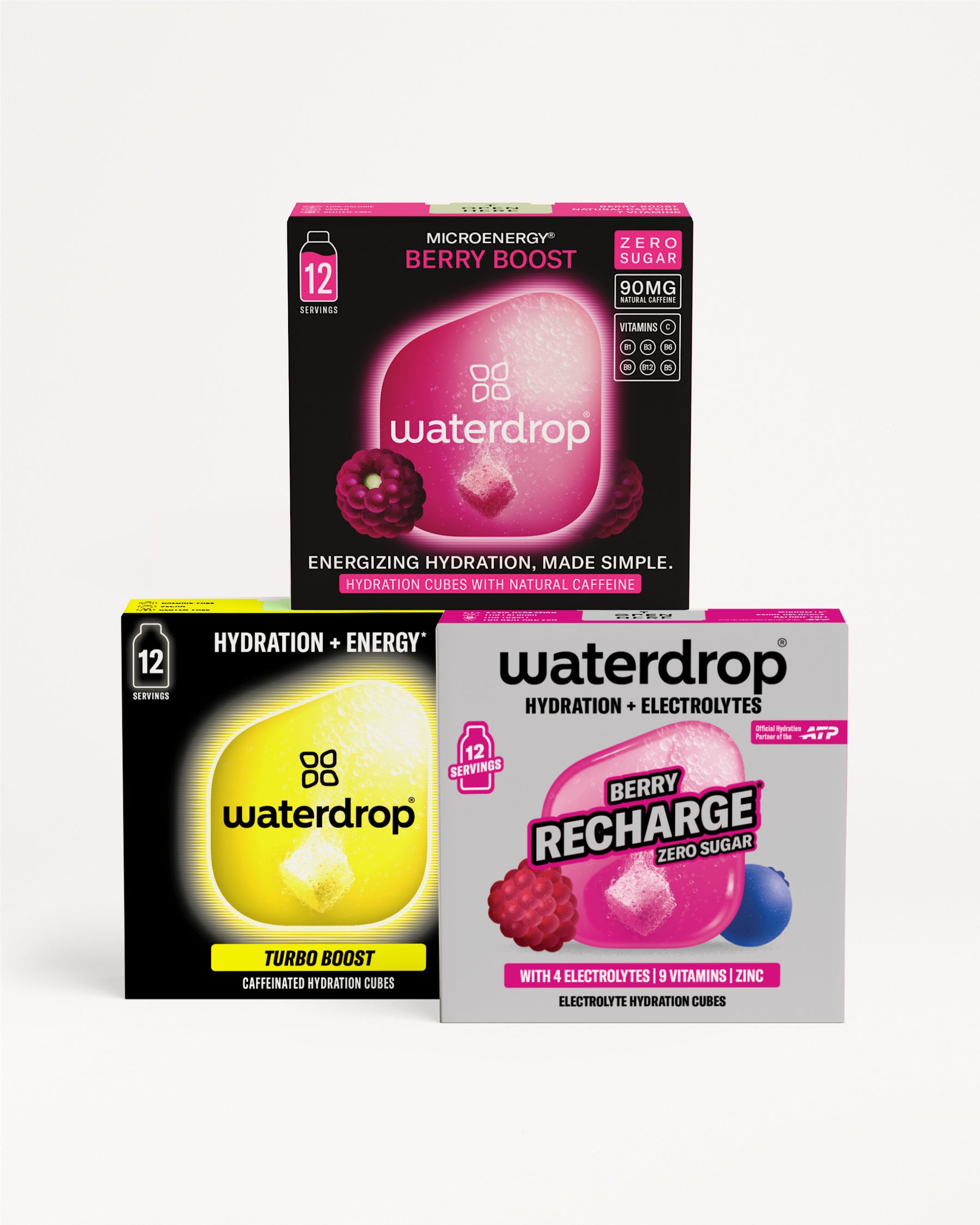 Három waterdrop doboz fehér háttéren elrendezve: cukormentes Microenergy Berry Boost 12 adaggal, koffeines Turbo Boost és cukormentes Berry Recharge 12 adaggal.