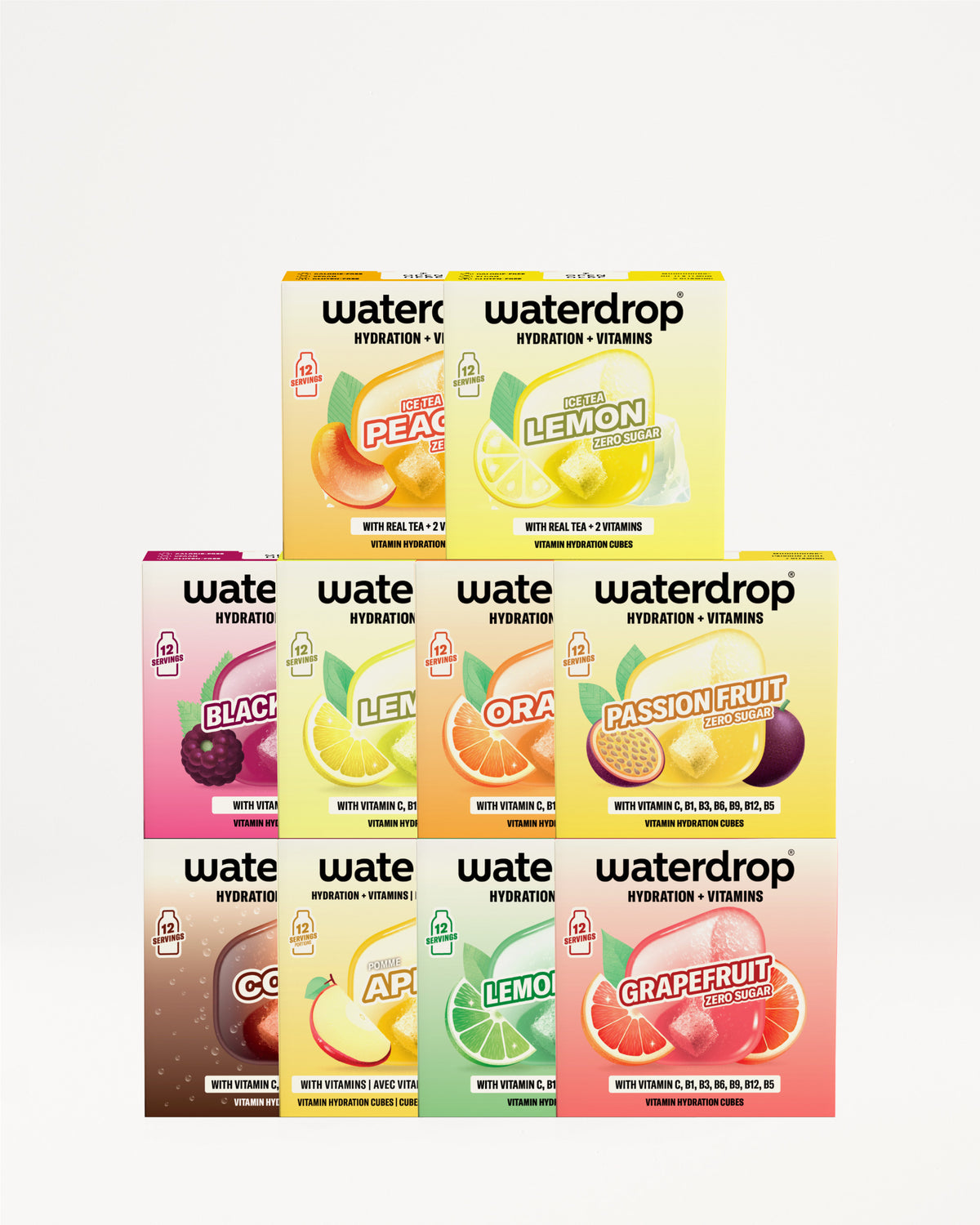 Piramisszerűen egymásra halmozott Waterdrop hidratációs és vitaminos dobozok különböző gyümölcsös ízekkel.