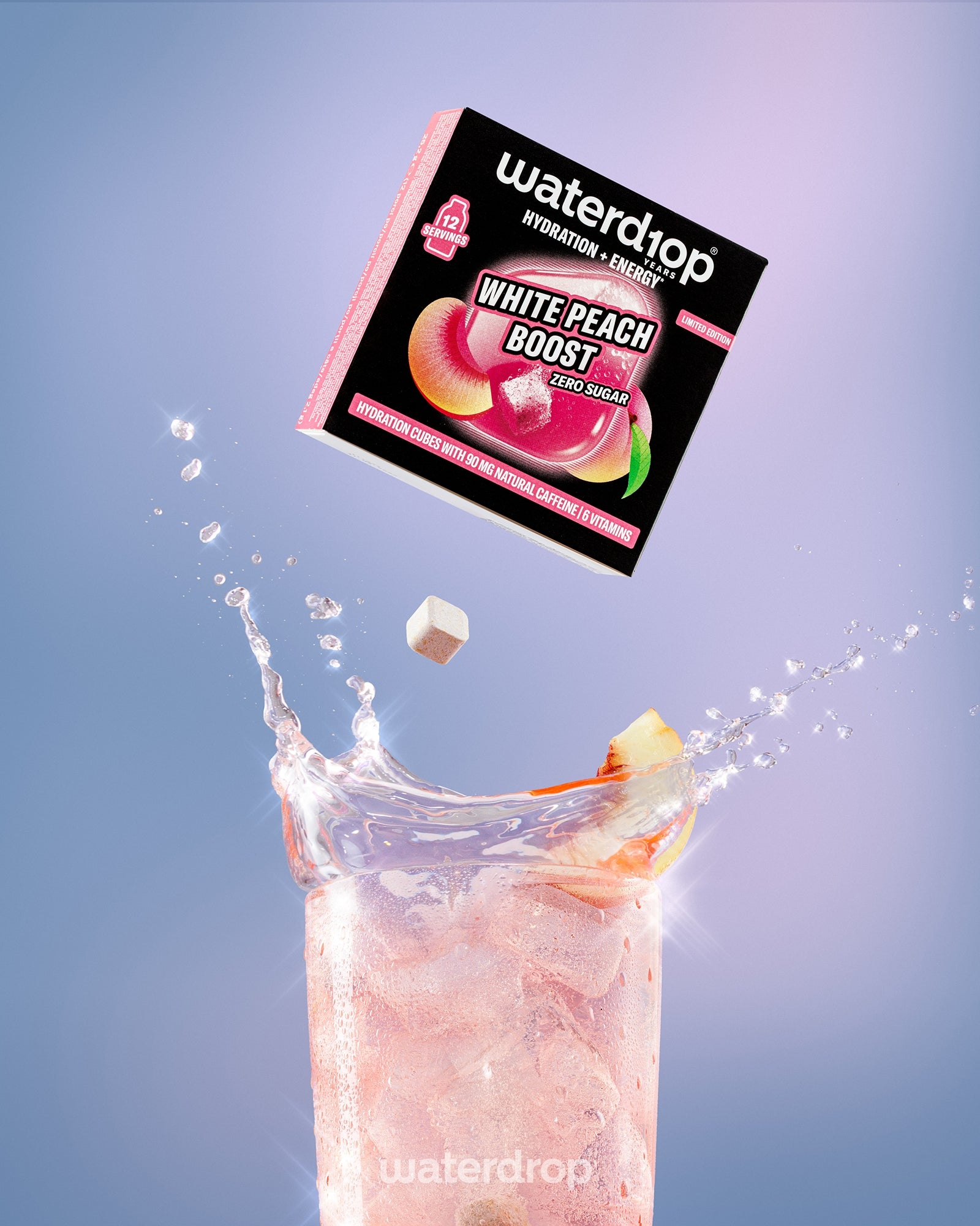 White Peach Boost ital doboz egy magas pohár rózsaszín ital és jég fölött.