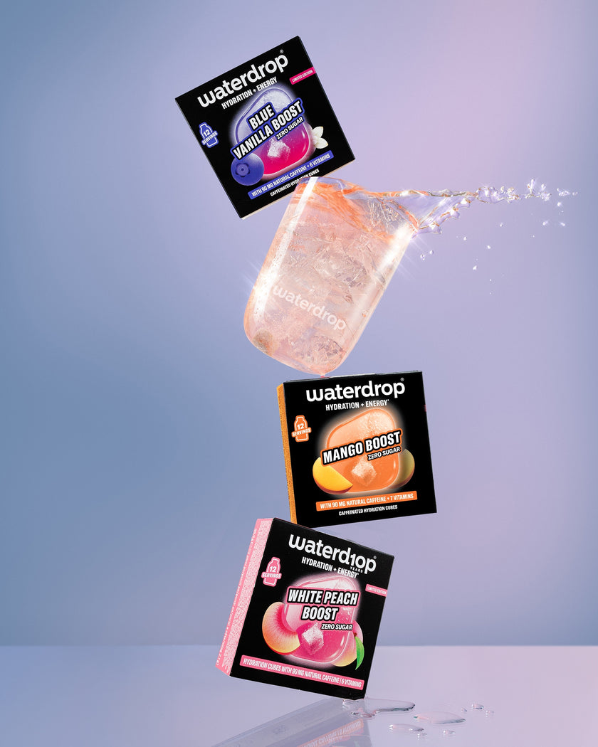 A Waterdrop Boost csomagok lebegnek a kék tónusú hátterek előtt.