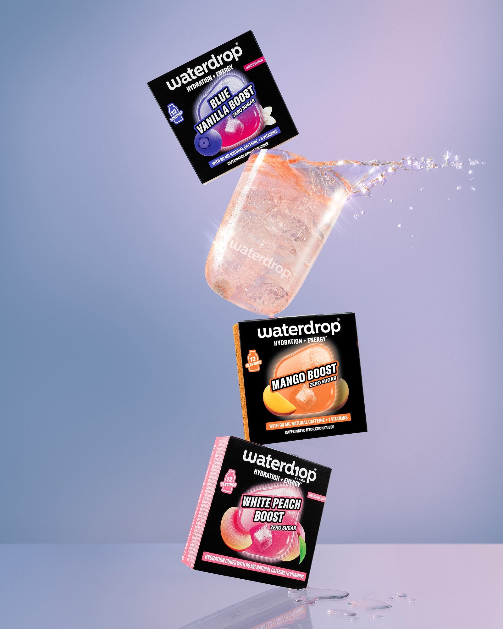 A Waterdrop Boost csomagok lebegnek a kék tónusú hátterek előtt.