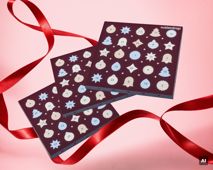 Két sötét advent naptár kerek ablakokkal és ünnepi mintákkal, rózsaszín háttéren piros szalagok között.
